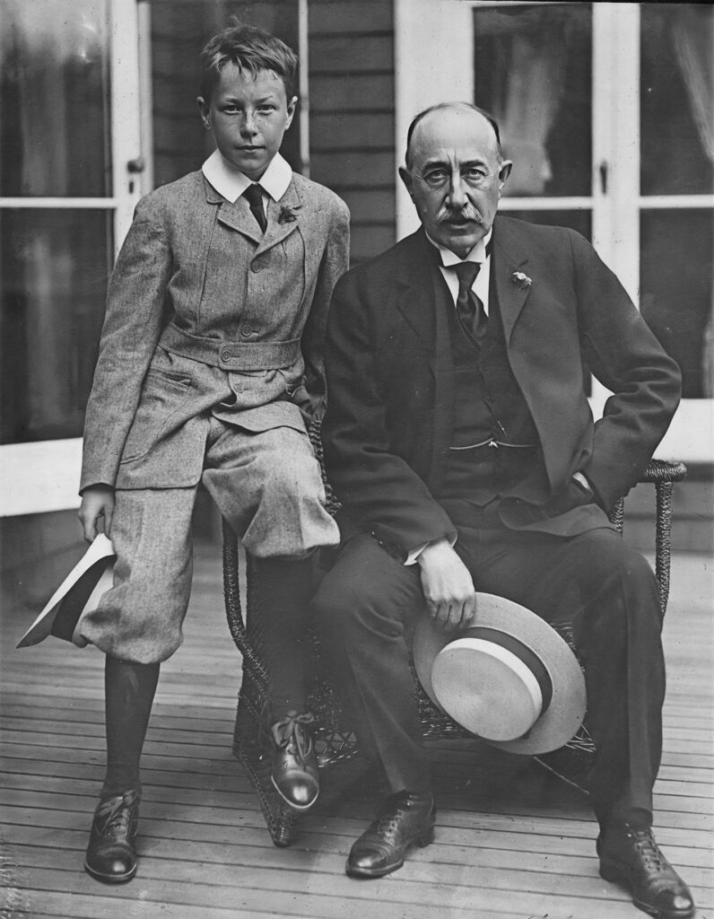 Richard Hammond with his father in 1911.
